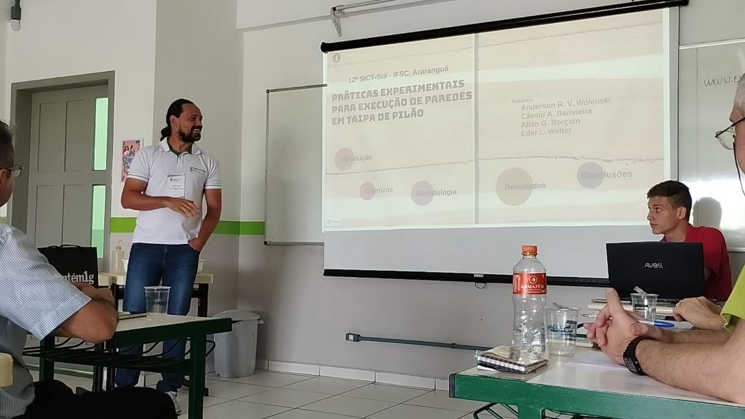 Da apresentação oral, participaram o professor Anderson e o aluno do 3º ano do Técnico Integrado em Edificações, Enzo Rodrigues de Brito