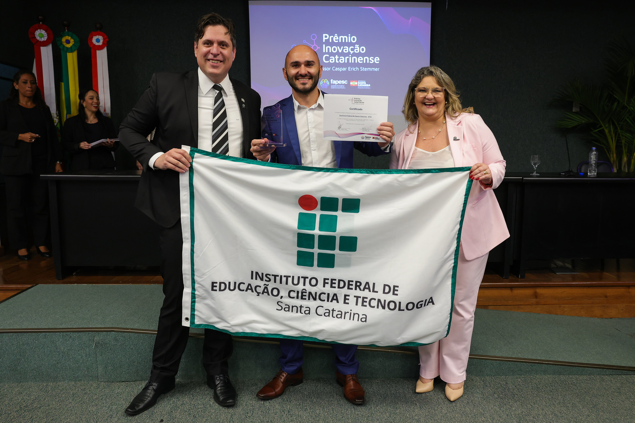 Diretor-geral do Câmpus SLO, Daniel Carossi, recebendo o Prêmio Inovação Catarinense, na categoria Instituições de Ciências e Tecnologias Inovadoras.