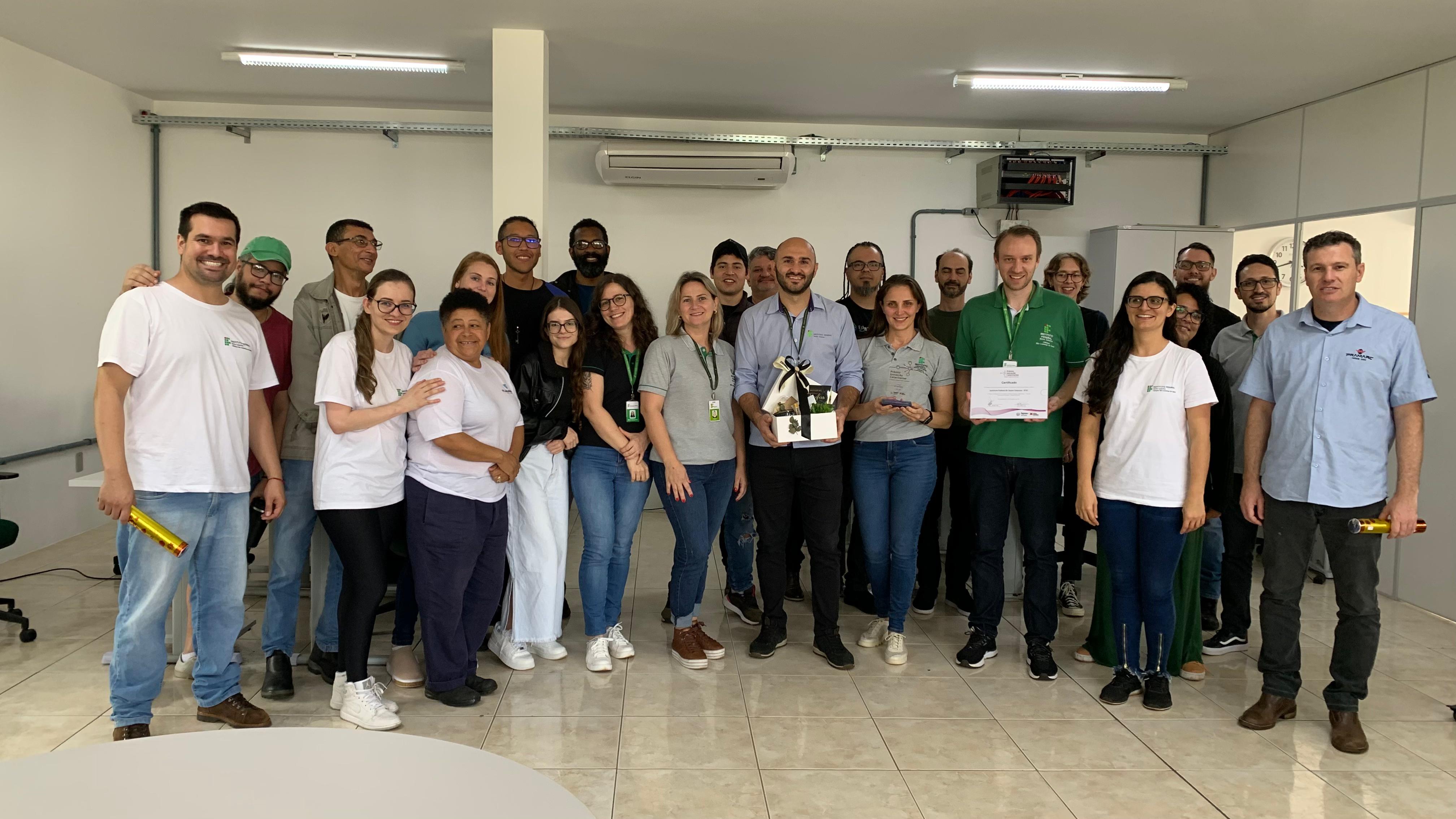 Equipe do Câmpus São Lourenço do Oeste comemorando a conquista do prêmio