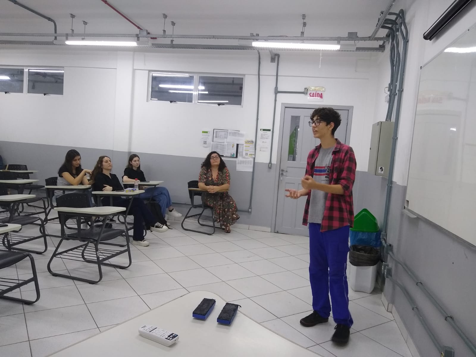 Miguel com os alunos do curso superior de tecnologia em Processos Gerenciais