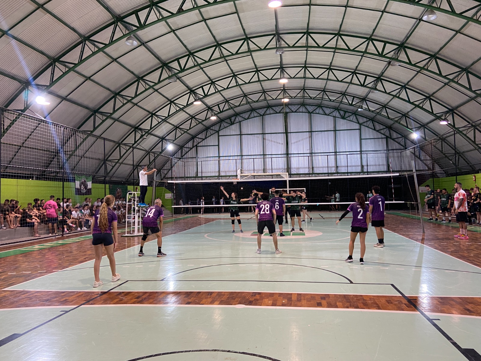 Em quadra, com a camisa número 14, Sério representou o Câmpus Florianópolis-Continente.