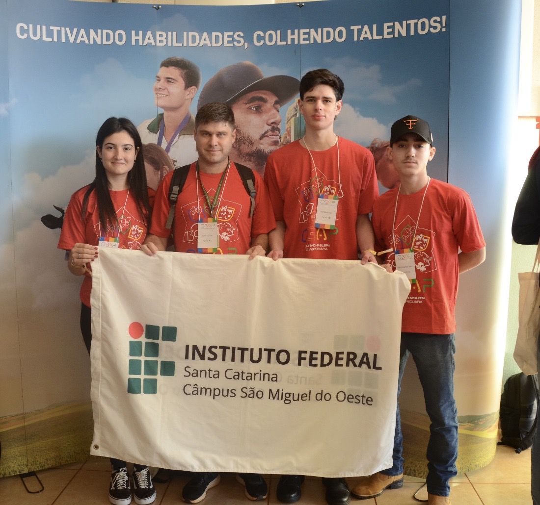 A equipe foi formada pela estudante Maria Luiza Montagna De Ross, pelo professor orientador Anderson Zwirtes, e pelos estudantes Ismael Signor e Willian Henrique Santa Catarina (foto direita para esquerda)