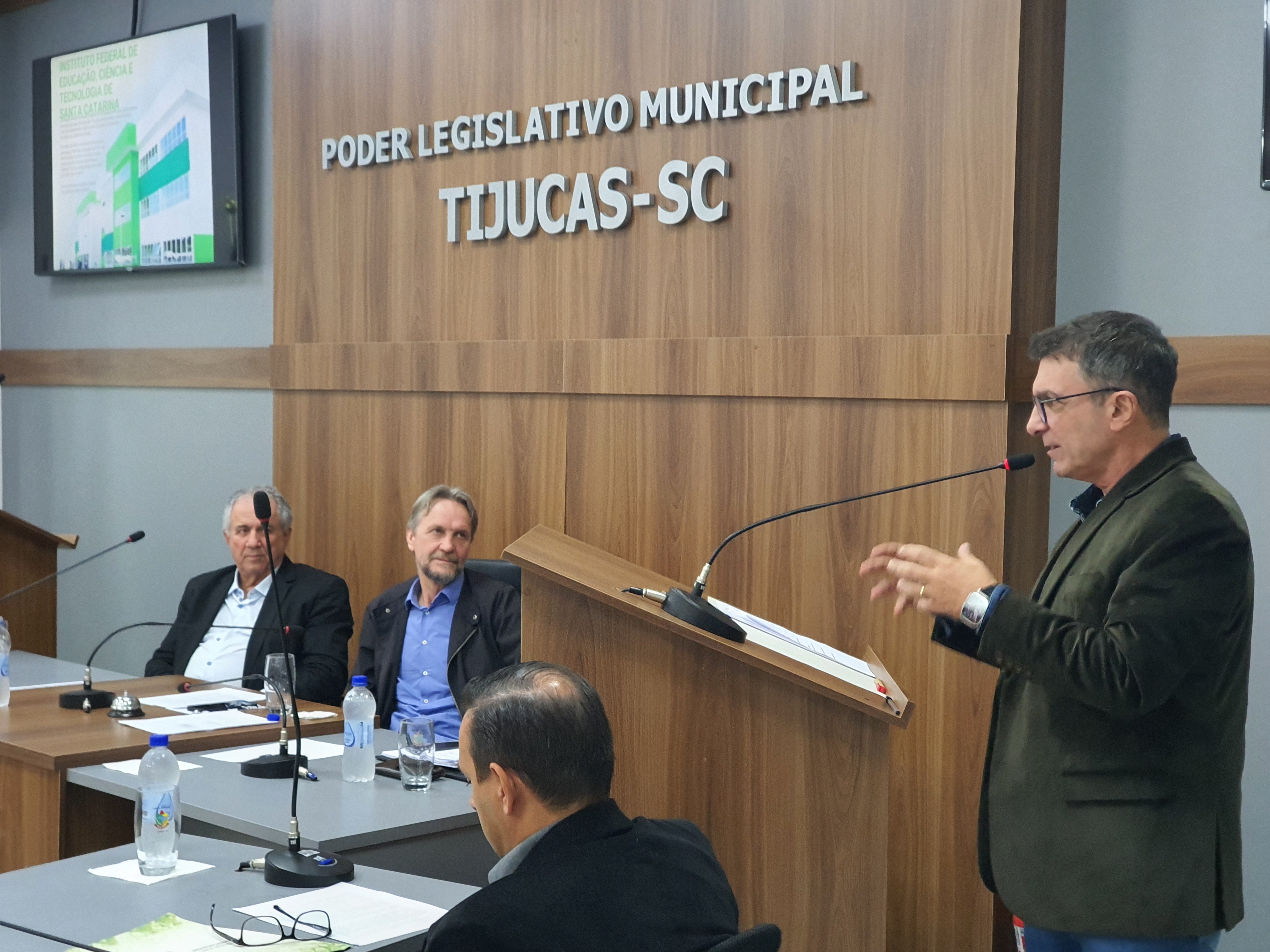 Reitor Maurício Gariba Júnior fez apresentação sobre a instituição no início da audiência. Na foto, o prefeito de Tijucas, Elói Mariano Rocha, o deputado federal Pedro Uczai e o pró-reitor de Ensino, Adriano Larentes da Silva