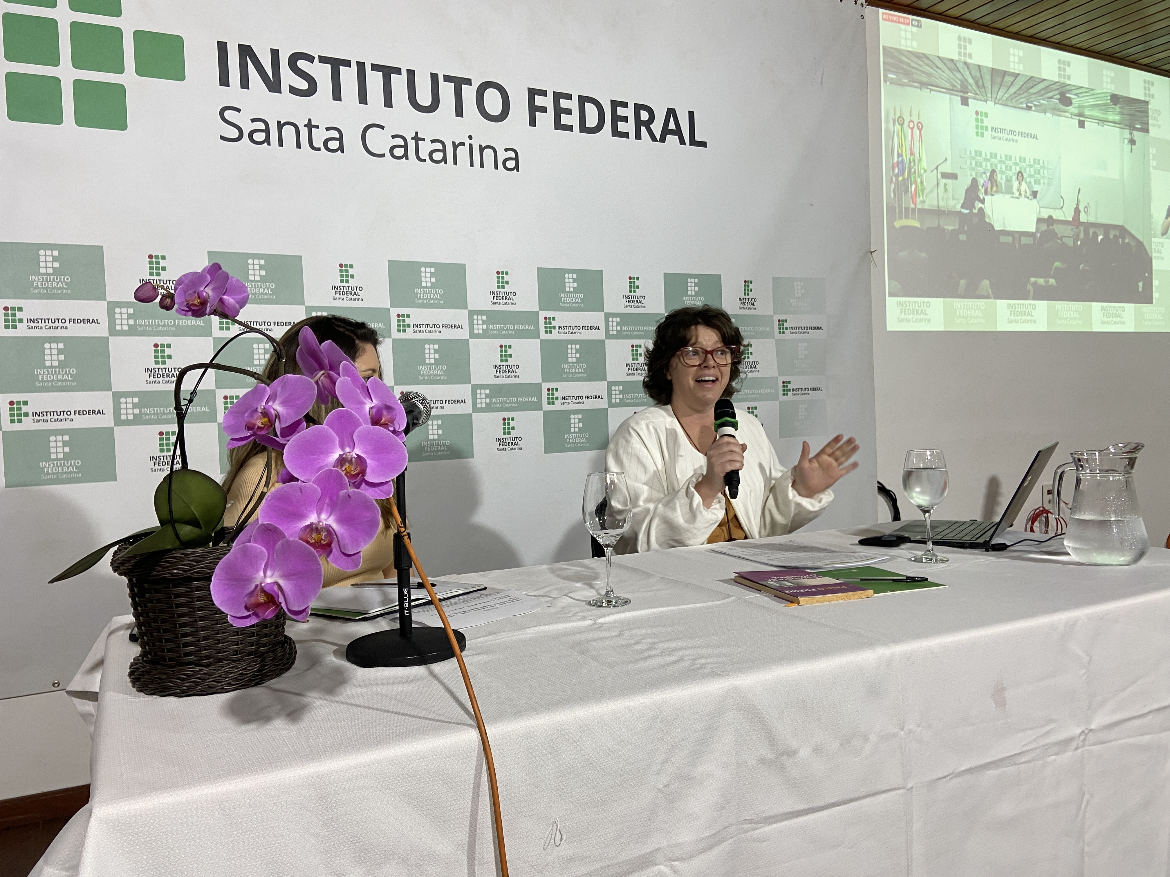 A professora Lidiane Fátima Grützmann fez a palestra de abertura do evento