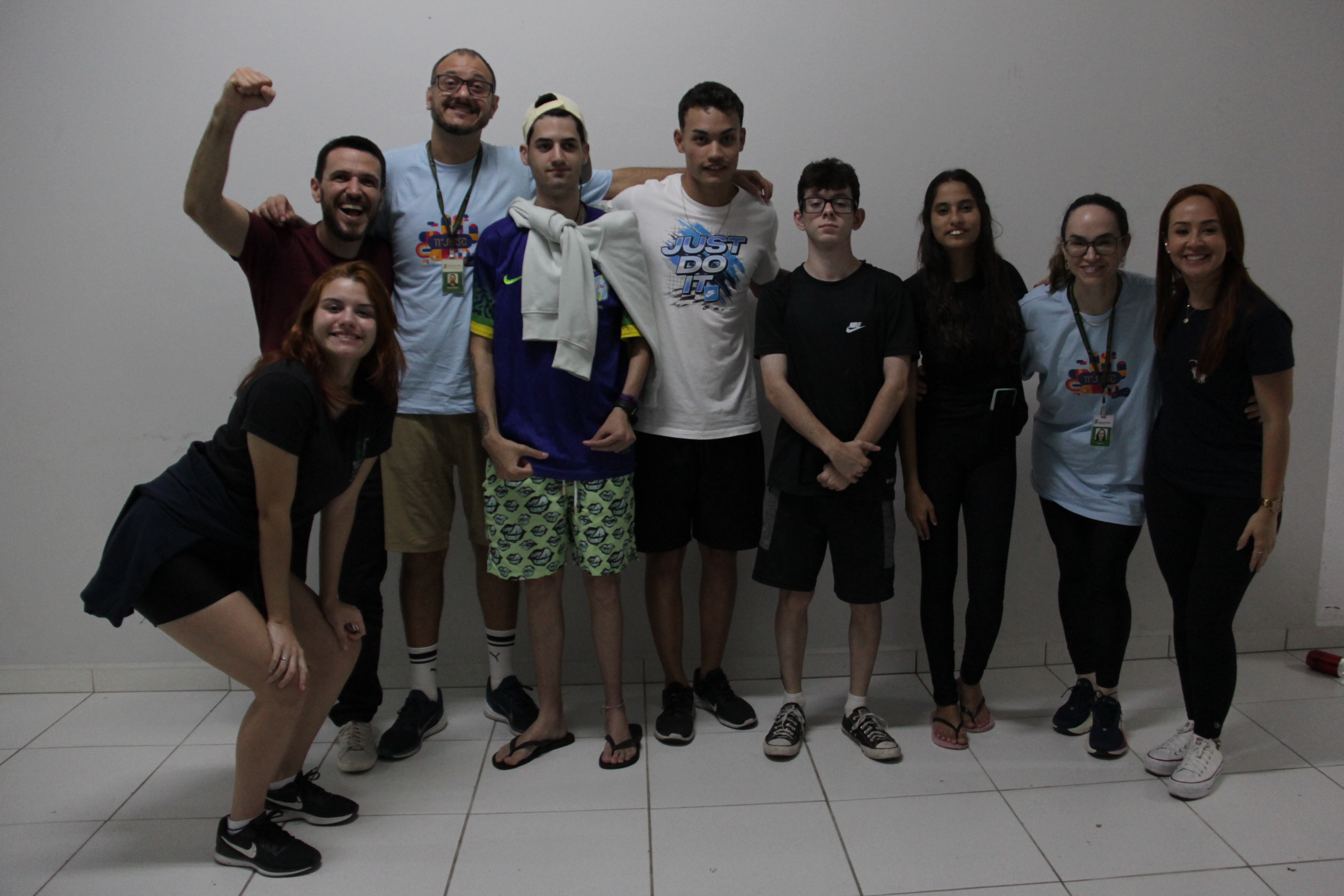 Torcida do Câmpus Palhoça Bilíngue e os competidores Matheus e Vitor (centro - camisetas branca e preta)