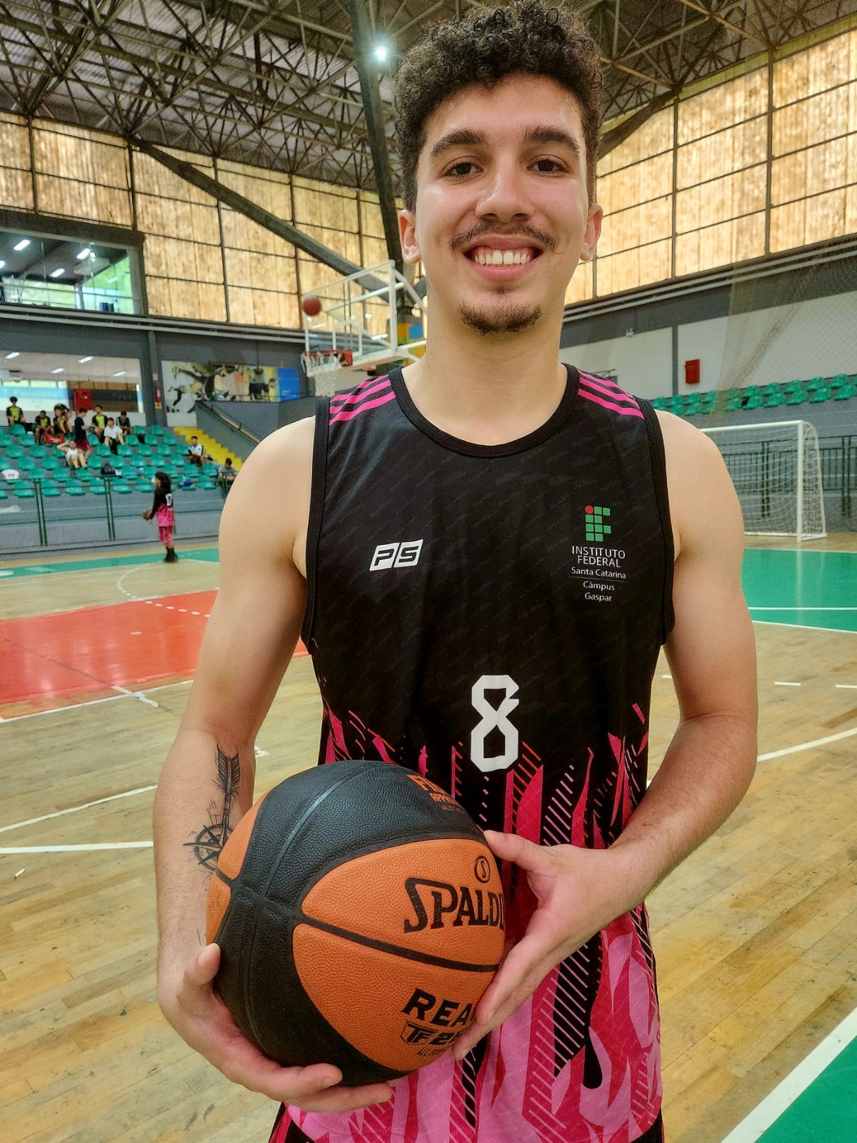 Enzo Lazarini mudou-se de São Paulo para Santa Catarina para jogar basquete