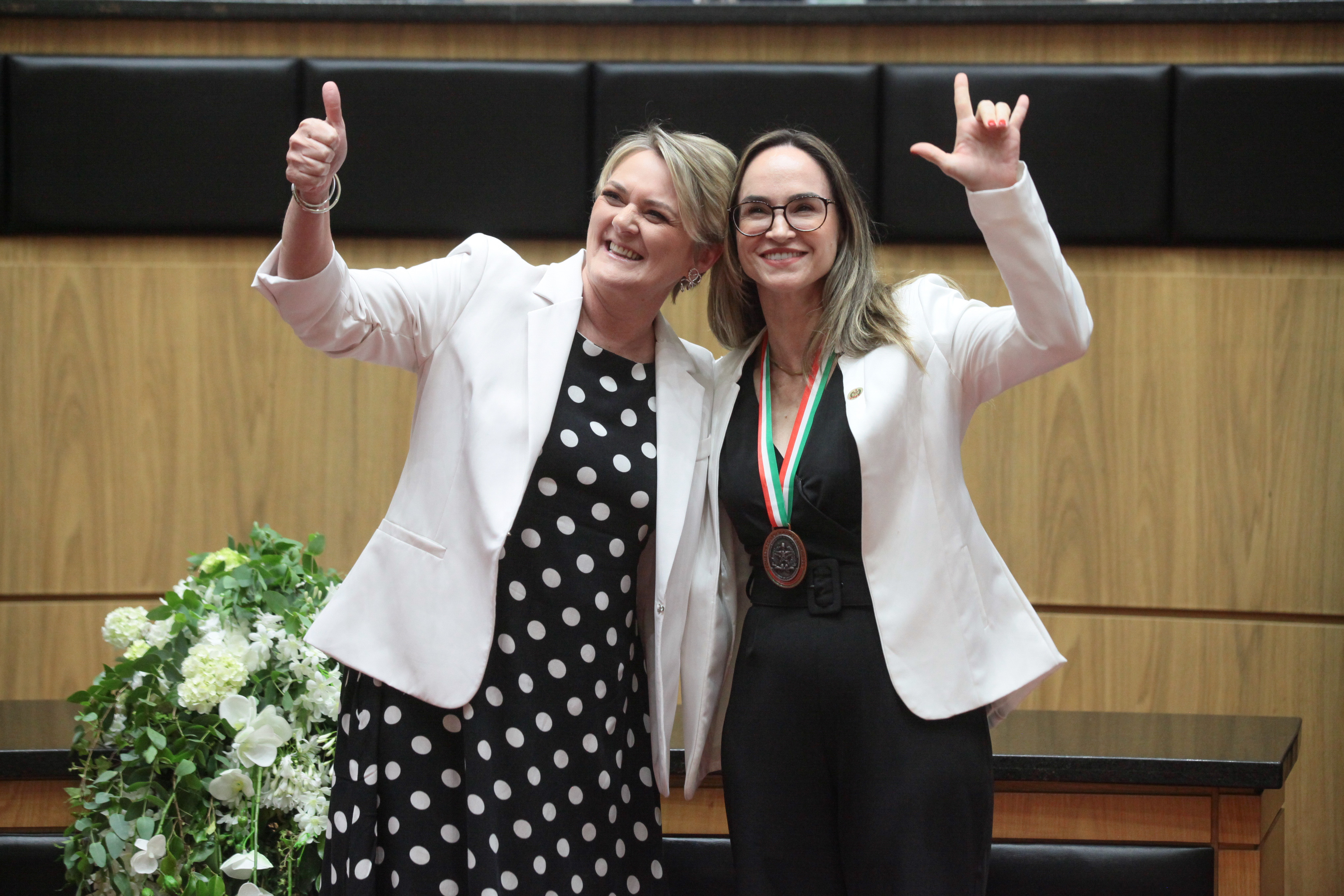 Deputada Luciana Carminatti e a diretora Eliana. O símbolo feito por Eliana representa 