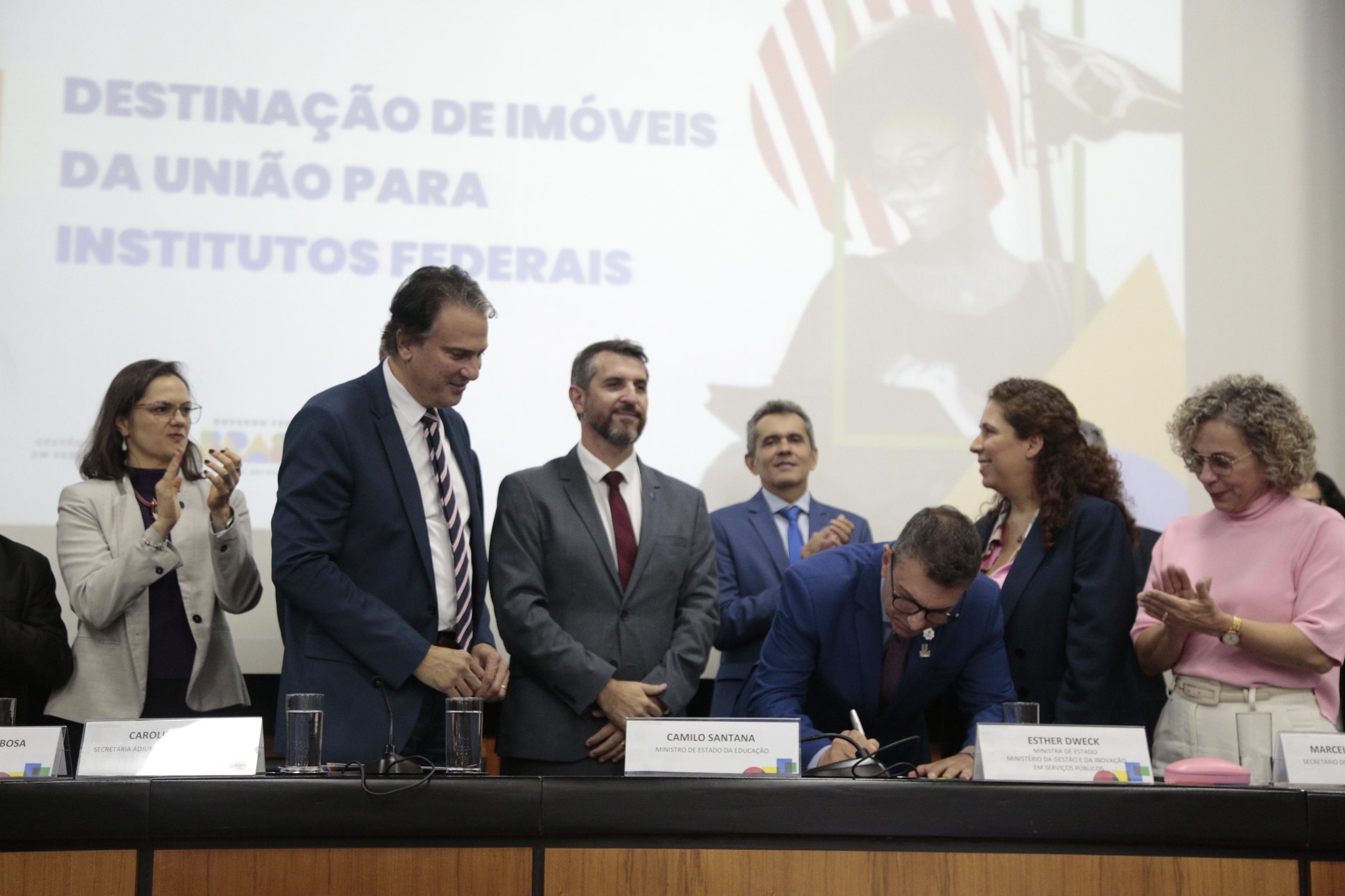 Reitor Maurício Gariba Júnior, ministros Camilo Santana e Ester Dweck assinaram o contrato de cessão do terreno para o Câmpus Tijucas em solenidade no Ministério da Gestão e Inovação (Foto: Angelo Miguel/MEC)