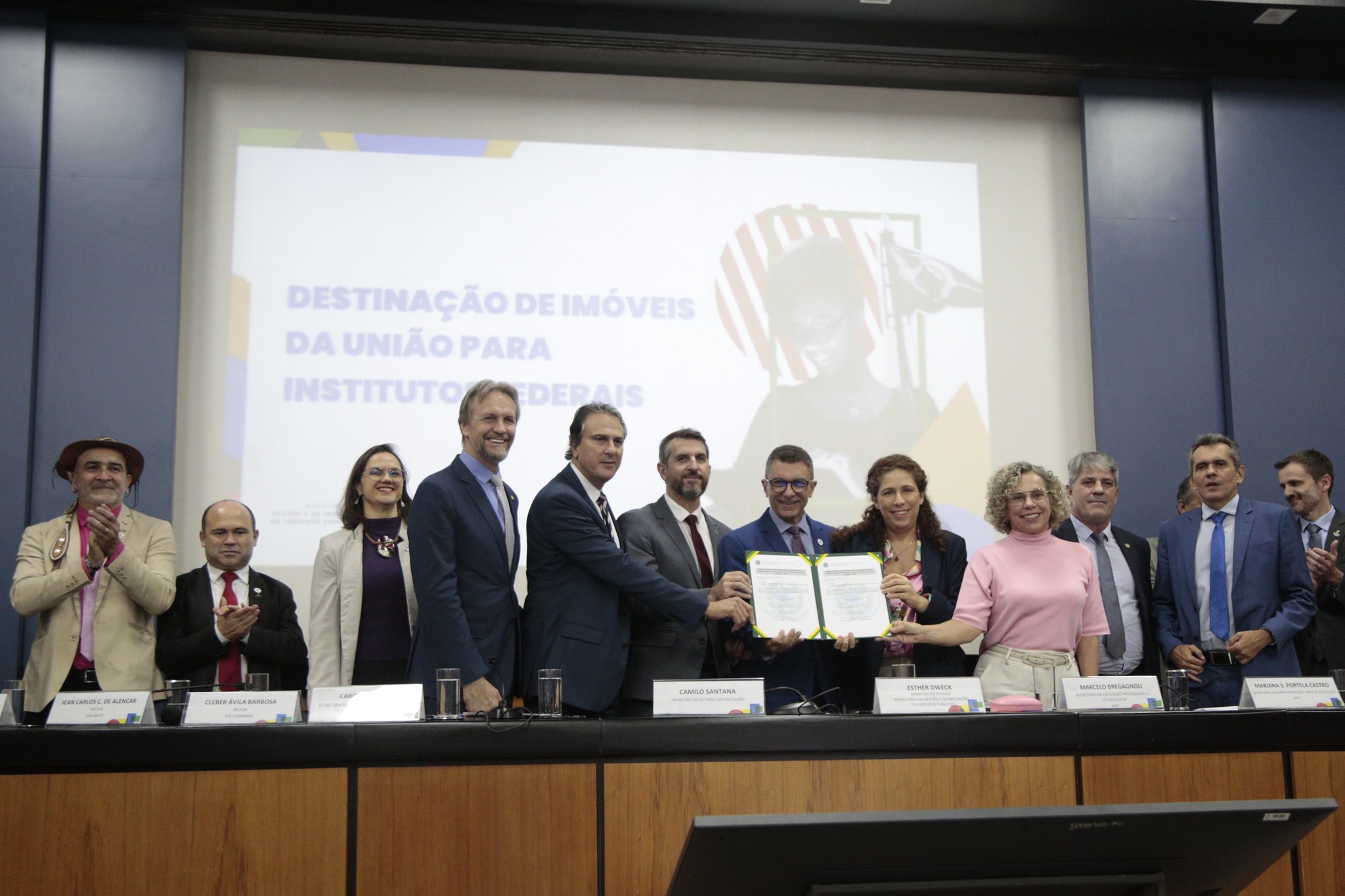 Reitor Maurício Gariba Júnior, ministros Camilo Santana e Ester Dweck assinaram o contrato de cessão do terreno para o Câmpus Tijucas em solenidade no Ministério da Gestão e Inovação (Foto: Angelo Miguel/MEC)