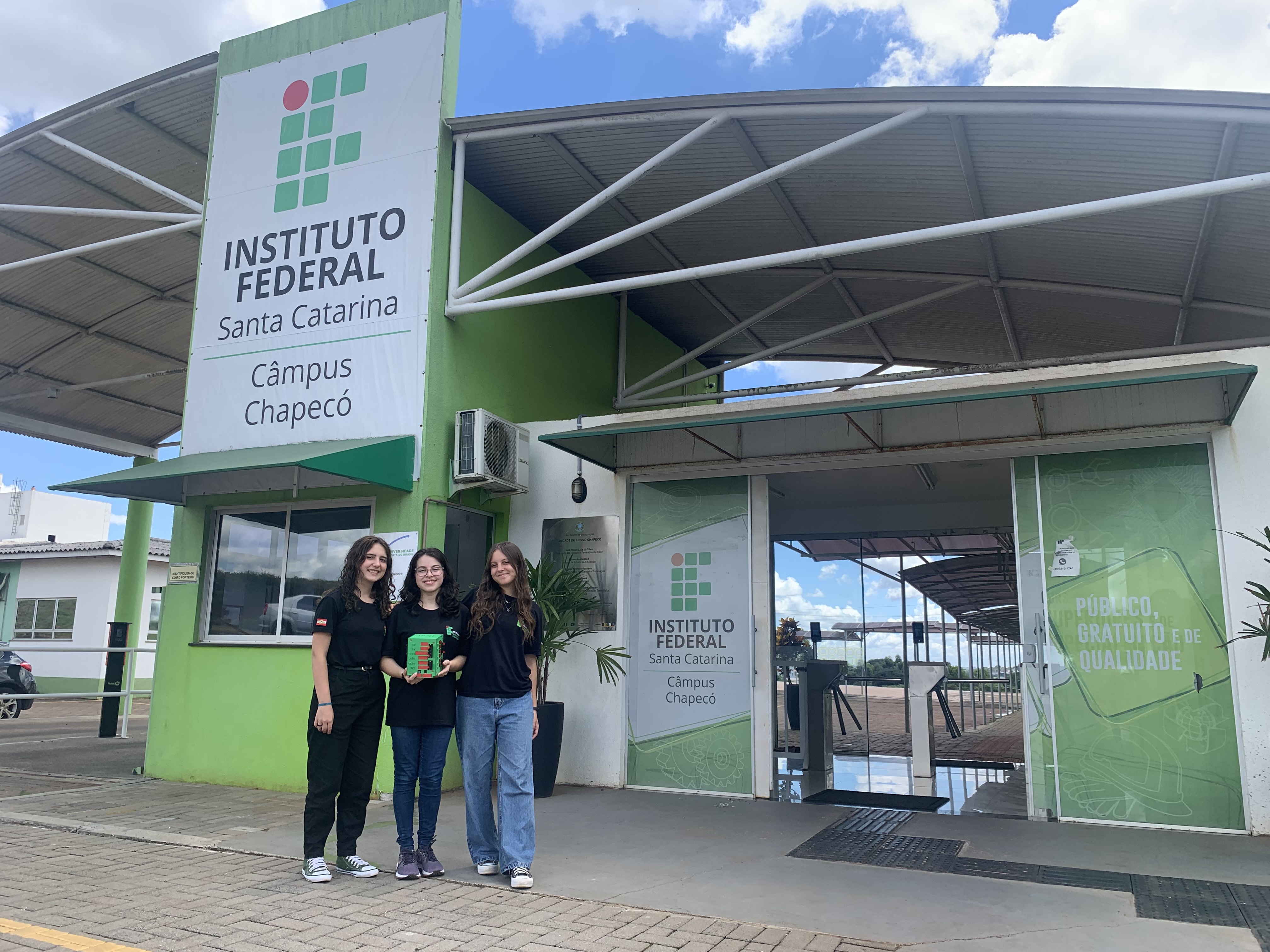 Karoline Paula Coletti Gomes, Vitória Mucelini Wagner e Milena Ghisleni Raimann embarcam para São Paulo, de 24 a 28 de março, para apresentar um projeto na Feira Brasileira de Ciências e Engenharia (Febrace)