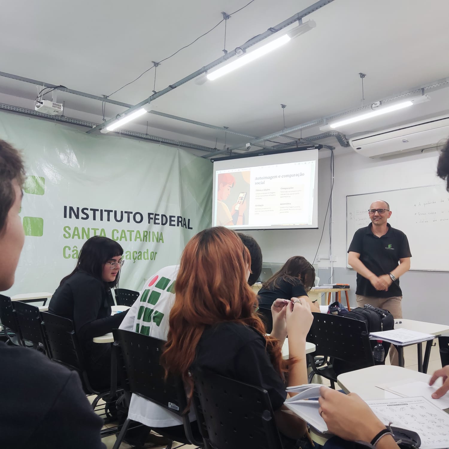 Professor Ricardo com os alunos em sala de aula