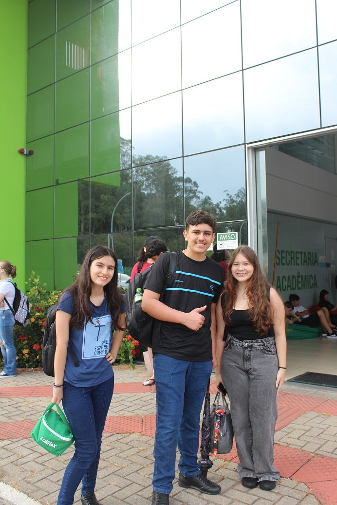 Beatriz, Nícolas e Gabriele vieram da mesma escola