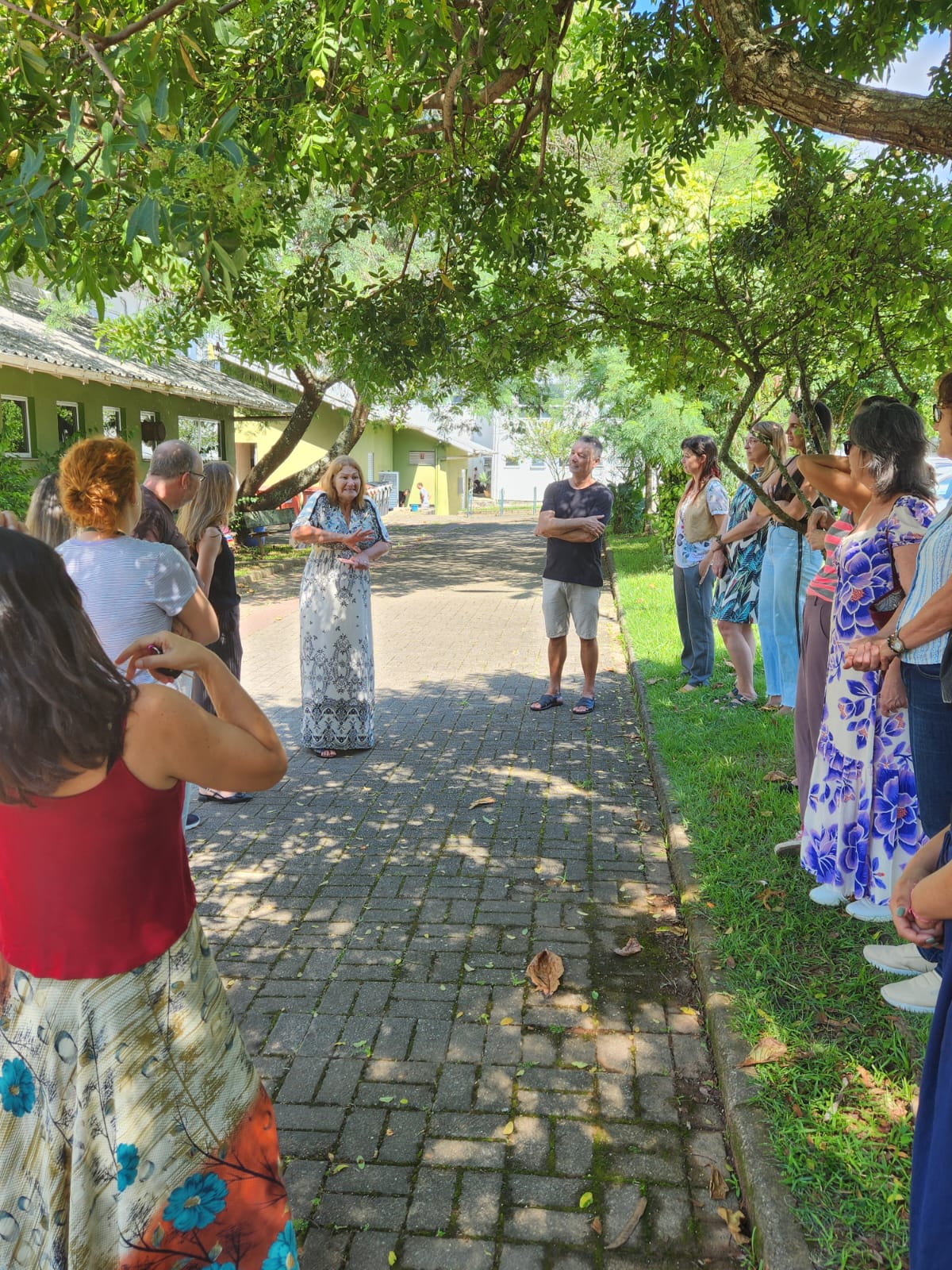 A cerimônia de inauguração da estátua e de homenagem à professora teve a participação de servidores atuais e aposentados do câmpus