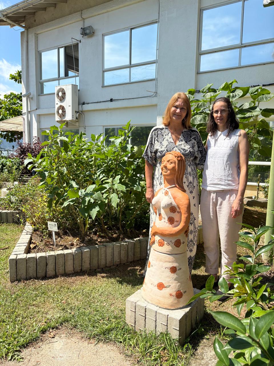 Ceramista Raquel da Silva de Souza (à direita) foi a autora da obra. Ela integra um coletivo de turismo de base comunitária (TBC) que surgiu a partir de um projeto do Câmpus Florianópolis-Continente